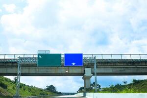 autostrada senza pedaggio Pedaggio cartello a jalan tol cisumdawu foto