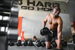 africano americano giovane uomo fare allenarsi a il Palestra foto