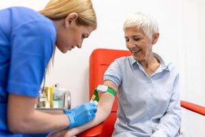 medico tecnologo fare un' sangue disegnare Servizi per paziente. laboratorio assistente con sterile gomma da cancellare guanti assunzione sangue campione a partire dal paziente. foto