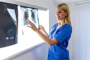 radiologia e medicina concetto. medico spiegando il risultati di scansione polmone su schermo per anziano paziente. foto