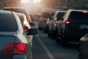 posteriore lato di grigio auto con girare su freno semaforo marmellata su il asfalto strada con bokeh leggero sfondo. foto