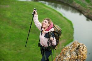 giovane donna con zaino escursioni a piedi nel il montagne. escursioni a piedi concetto. il trekking scogliere. viaggiare, viaggiatore. foto