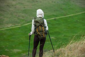 giovane donna con zaino escursioni a piedi nel il montagne. escursioni a piedi concetto. il trekking scogliere. viaggiare, viaggiatore. foto