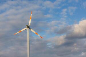 vento turbina su il sfondo di il blu cielo. pulito rinnovabile energia. elettrico energia produzione. foto