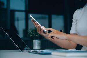 eccitato contento asiatico donna guardare a il Telefono schermo, festeggiare un in linea vincita, felicissimo giovane asiatico femmina urlando con la gioia, isolato al di sopra di un' bianca sfocatura sfondo foto