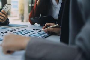 attività commerciale squadra Lavorando con nuovo avviare progetto Piano e discussione informazione per finanziario strategia con il computer portatile e digitale tavoletta nel un' moderno attività commerciale sala. foto