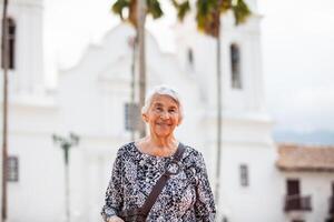anziano adulto donna a il centrale piazza nel il città di guadua collocato nel il Dipartimento di cundinamarca nel Colombia. anziano stile di vita. anziano viaggio concetto. foto