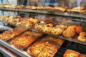 tradizionale salato Pasticcino con Riempimento. fresco pastizzi e spuntini per vendita nel un' pasticceria. Malta foto