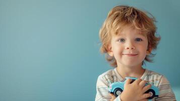 ai generato poco ragazzo abbracciare auto giocattolo su pastello blu sfondo foto