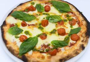 vero italiano Pizza a partire dal Napoli fatto con lievito e fresco naturale ingredienti nel un' pietra forno foto