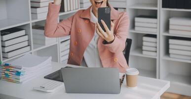 il ritratto di una giovane donna asiatica libera professionista sta lavorando sul tablet del computer in un ufficio moderno. fare un rapporto di analisi contabile dati di investimento immobiliare, concetto di sistemi finanziari e fiscali. foto