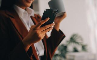 il ritratto di una giovane donna asiatica libera professionista sta lavorando sul tablet del computer in un ufficio moderno. fare un rapporto di analisi contabile dati di investimento immobiliare, concetto di sistemi finanziari e fiscali. foto