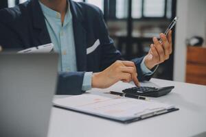 gruppo di attività commerciale persone Lavorando insieme nel il ufficio nuovo concetto attività commerciale progetto presentazione idee. foto