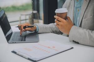 gruppo di attività commerciale persone Lavorando insieme nel il ufficio nuovo concetto attività commerciale progetto presentazione idee. foto