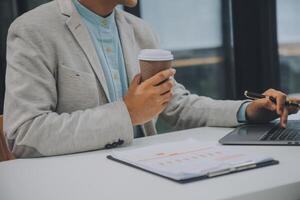 gruppo di attività commerciale persone Lavorando insieme nel il ufficio nuovo concetto attività commerciale progetto presentazione idee. foto