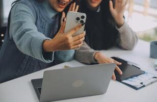 conferenza di lavoro, riunione del team di lavoro presente, colleghi investitori che discutono nuovi dati del grafico finanziario del piano sul tavolo dell'ufficio con laptop e tablet digitale, finanza, contabilità, investimenti. foto