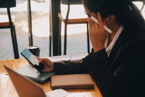 asiatico donne siamo stressato mentre Lavorando su computer portatile, stanco asiatico donna d'affari con mal di testa a ufficio, sensazione malato a opera, copia spazio foto