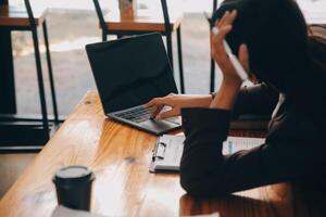 asiatico donne siamo stressato mentre Lavorando su computer portatile, stanco asiatico donna d'affari con mal di testa a ufficio, sensazione malato a opera, copia spazio foto