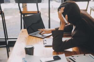 asiatico donne siamo stressato mentre Lavorando su computer portatile, stanco asiatico donna d'affari con mal di testa a ufficio, sensazione malato a opera, copia spazio foto