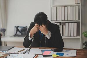 stressato stanco attività commerciale contabile uomo. pigro triste lavoratore foto