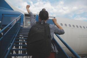 contento attraente asiatico donna viaggiatore con zaino a il moderno aeroporto terminale, copia spazio, turista viaggio viaggio concetto foto