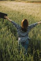 inteligente azienda agricola. contadino con tavoletta nel il campo. agricoltura, giardinaggio o ecologia concetto. raccolta. agro attività commerciale. foto