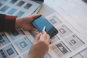 UX ui design processi per alla moda mobile applicazione e sito web . creativo prototipo di wireframe per professionale App sviluppatore . foto