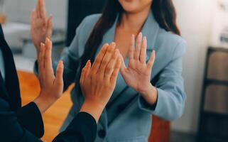 attività commerciale successo. attività commerciale persone stretta di mano accordo confermato nel il investimento attività commerciale. riuscito attività commerciale persone incontro insieme. foto