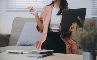 laptop di lavoro donna asiatica. donna d'affari impegnata a lavorare sul computer portatile in ufficio. foto