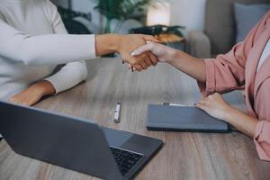 contrarre e attività commerciale occupazione curriculum vitae lavoro colloquio reclutamento. hr revisione il profilo curriculum vitae di il lavoro richiedente. attività commerciale occupazione e umano risorsa gestione concetto. foto