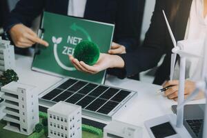 carbonio compensare prezzo rapporto co2 emissione. futuro crescita netto zero rifiuto nel esg etico pmi ufficio proteggere clima modificare globale riscaldamento sociale problemi progetto. gruppo di Asia persone eco amichevole sdgs Piano foto