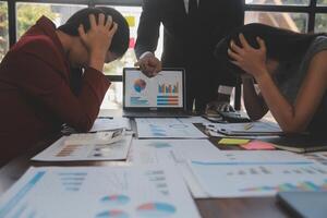 frustrato irritato multirazziale attività commerciale squadra persone triste con cattivo opera risultato nel rapporto deluso nel aziendale fallimento fallimento crisi preoccupato di lavoro d'ufficio problema sedersi a tavolo a ufficio incontro foto