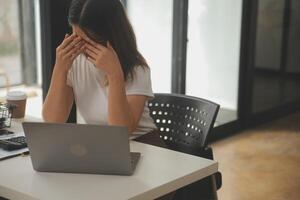 stanco attività commerciale donna assonnato e annoiato a partire dal seduta a un' scrivania per un' lungo tempo e ha ufficio sindrome foto