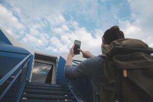 contento attraente asiatico donna viaggiatore con zaino a il moderno aeroporto terminale, copia spazio, turista viaggio viaggio concetto foto