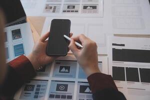 UX ui design processi per alla moda mobile applicazione e sito web . creativo prototipo di wireframe per professionale App sviluppatore . foto