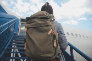 contento attraente asiatico donna viaggiatore con zaino a il moderno aeroporto terminale, copia spazio, turista viaggio viaggio concetto foto