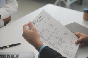 vicino su Visualizza di lavoro colloquio nel ufficio, messa a fuoco su curriculum vitae scrittura Consigli, datore di lavoro rivedere bene CV di preparato qualificato richiedente, reclutatore considerando applicazione, hr manager fabbricazione assumere decisione foto