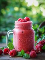 ai generato lampone e fragola frullato nel il barattolo, salutare cibo, realistico foto