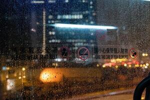 guardare attraverso finestra su autobus con leggero su strada nel piovoso giorno foto