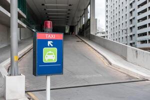 leggero cartello Taxi un' solo modo per parcheggiata foto