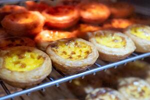 uovo crostata con crema pasticciera crema cottura al forno su griglia. dolce dolce tradizionale nel asiatico foto