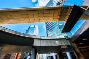 moderno finanziario grattacielo con passerella ponte nel attività commerciale quartiere foto