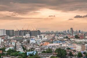 paesaggio urbano di edifici affollato con industria costruzione nel bangkok foto