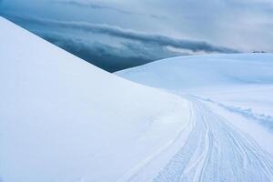 ghiacciaio montagna con neve coperto su vertice nel inverno foto