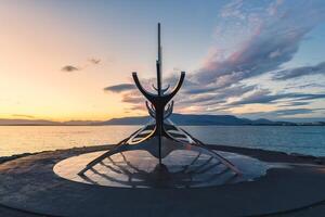 sole voyager scultura monumento vichingo solfare simbolico nel Reykjavik cittadina foto