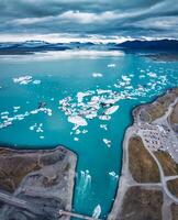 jokulsarlon ghiacciaio laguna con iceberg galleggiante su cupo giorno nel Vatnajokull nazionale parco, Islanda foto