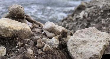 roccia formazione di spiaggia con acqua nel sfondo foto