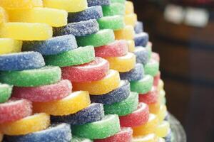 zucchero rivestito gelatina fagioli nel il modulo di colorato affettato frutta foto