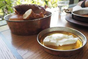 burro crema e miele nel un' ciotola su tavolo . foto