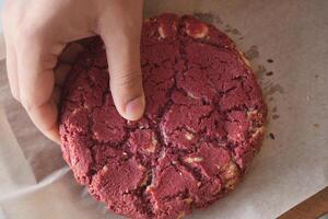 donne mano scricchiolando rosso velluto biscotti foto